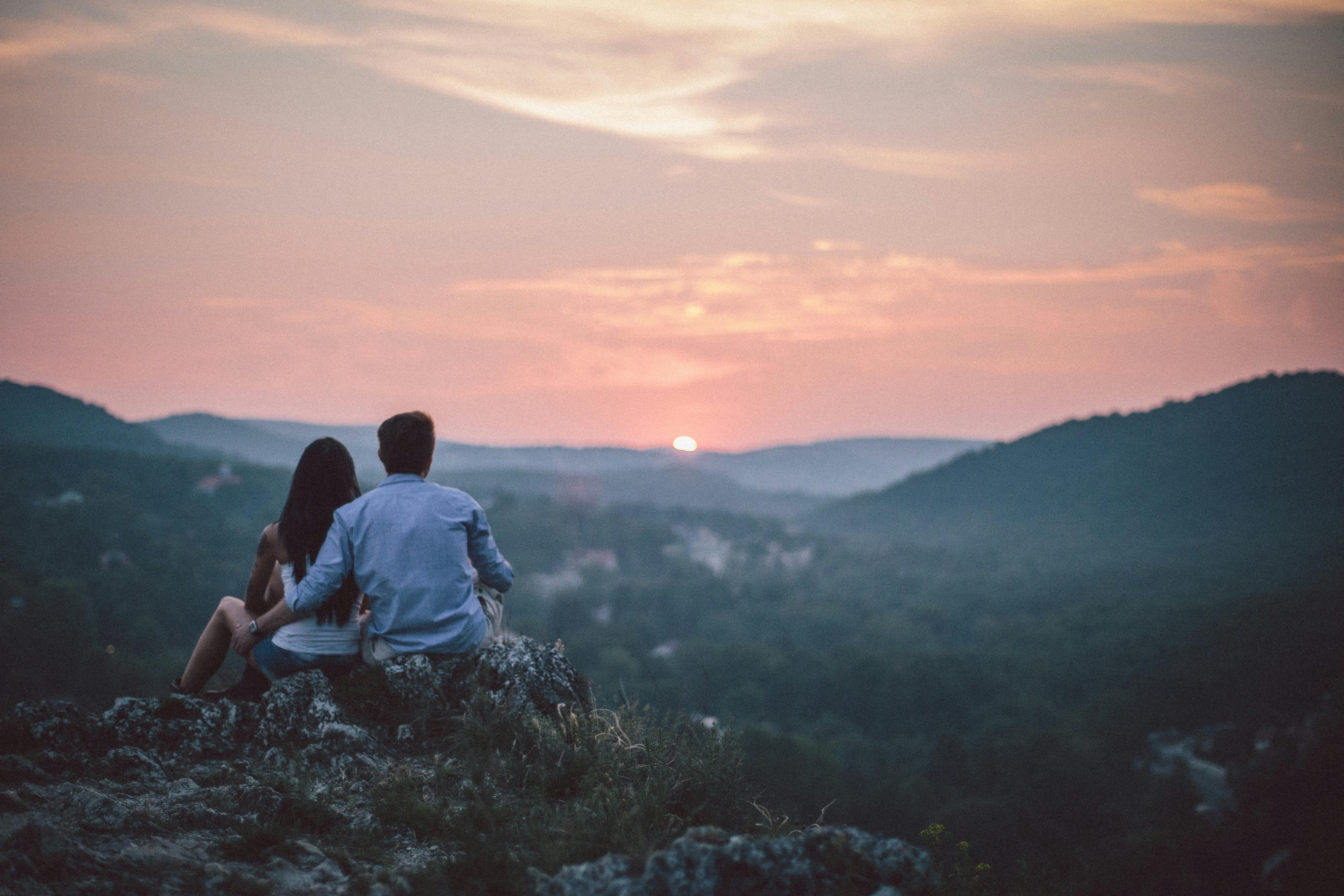 Modern Dating Exhaustion: Why Swiping Isn’t Working Anymore